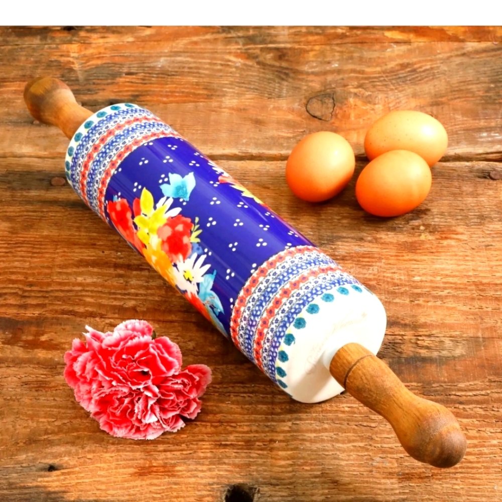 Pioneer women Fiona Rolling pin comes with a wooden base to display it on a coun